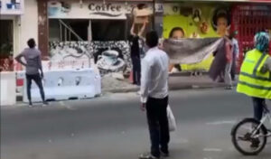 A punto de salir volando por el balcón, el gatito salvado por una sábana: el impresionante vídeo